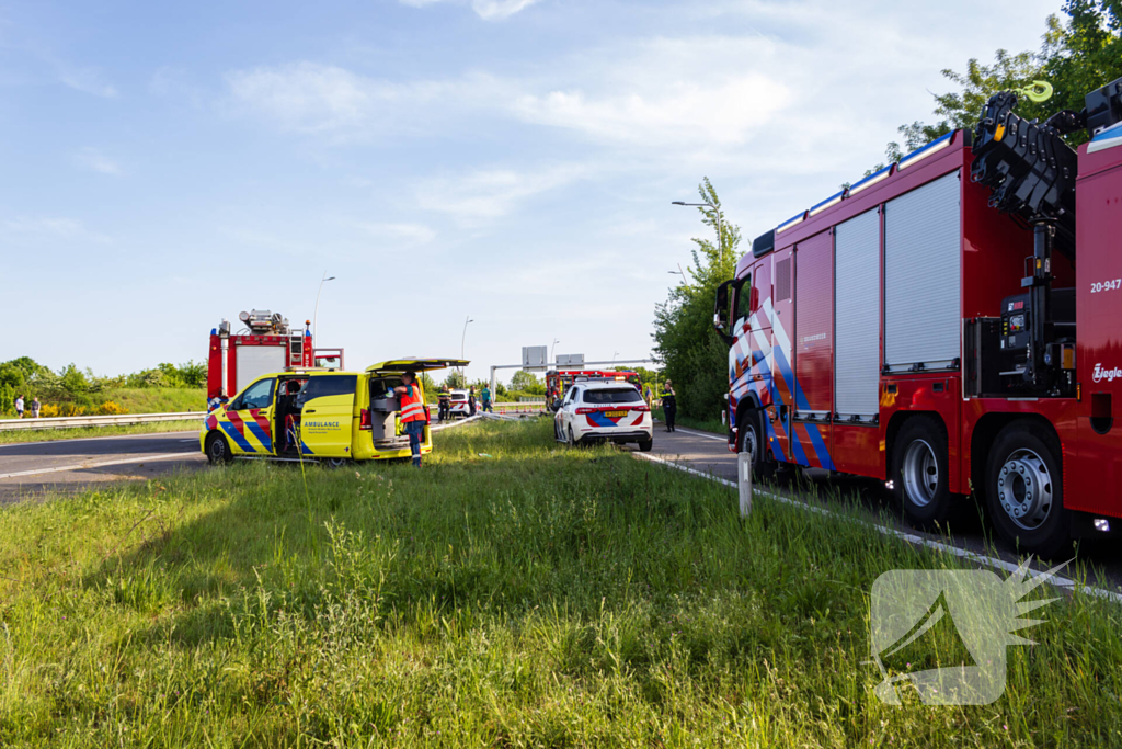 Auto belandt op zijn kop na ongeval, traumateam ingezet