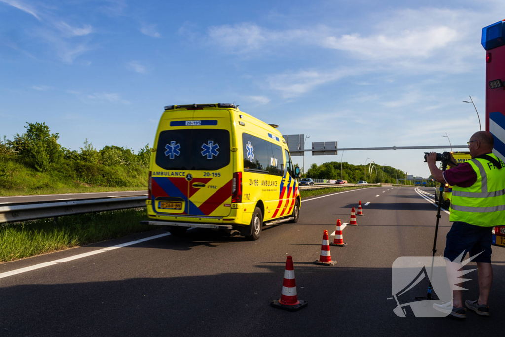 Auto belandt op zijn kop na ongeval, traumateam ingezet