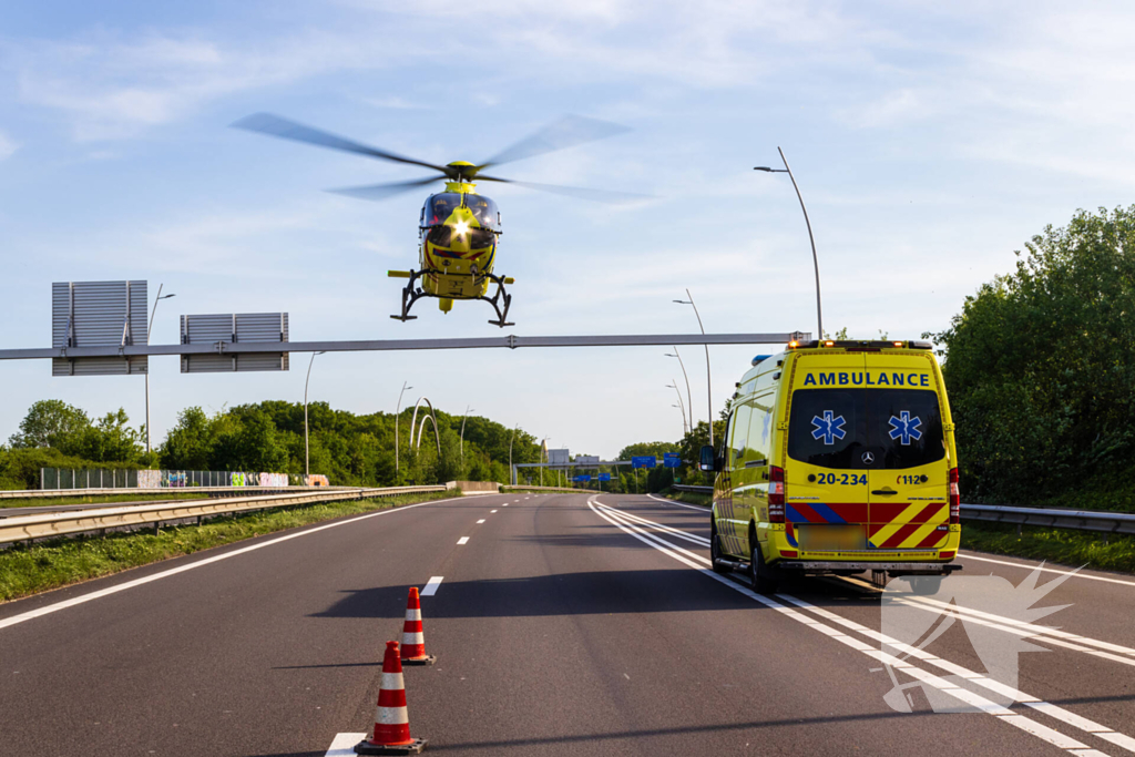 Auto belandt op zijn kop na ongeval, traumateam ingezet