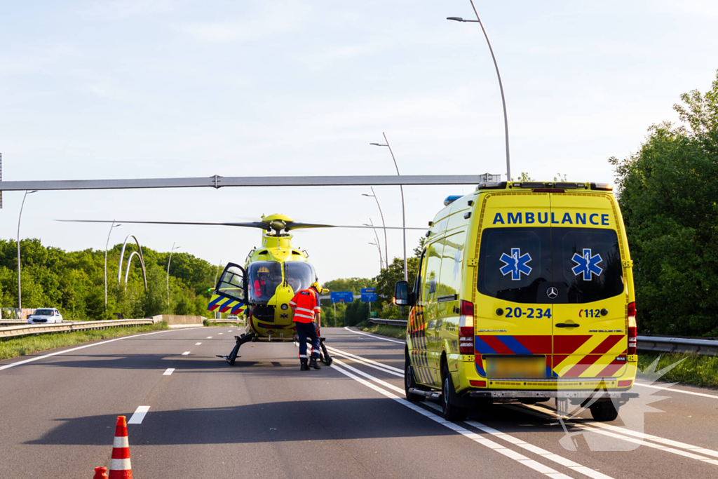 Auto belandt op zijn kop na ongeval, traumateam ingezet