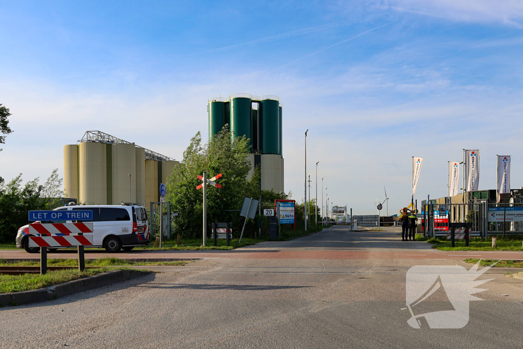 Persoon gered uit silo met beton