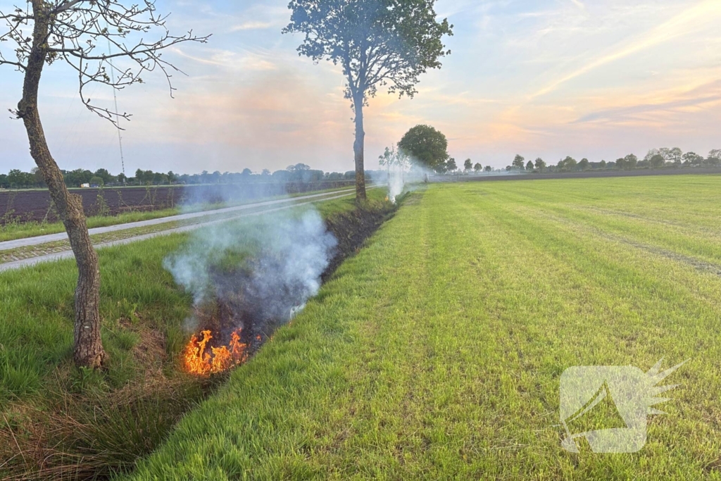 Brandweer blust brand in berm