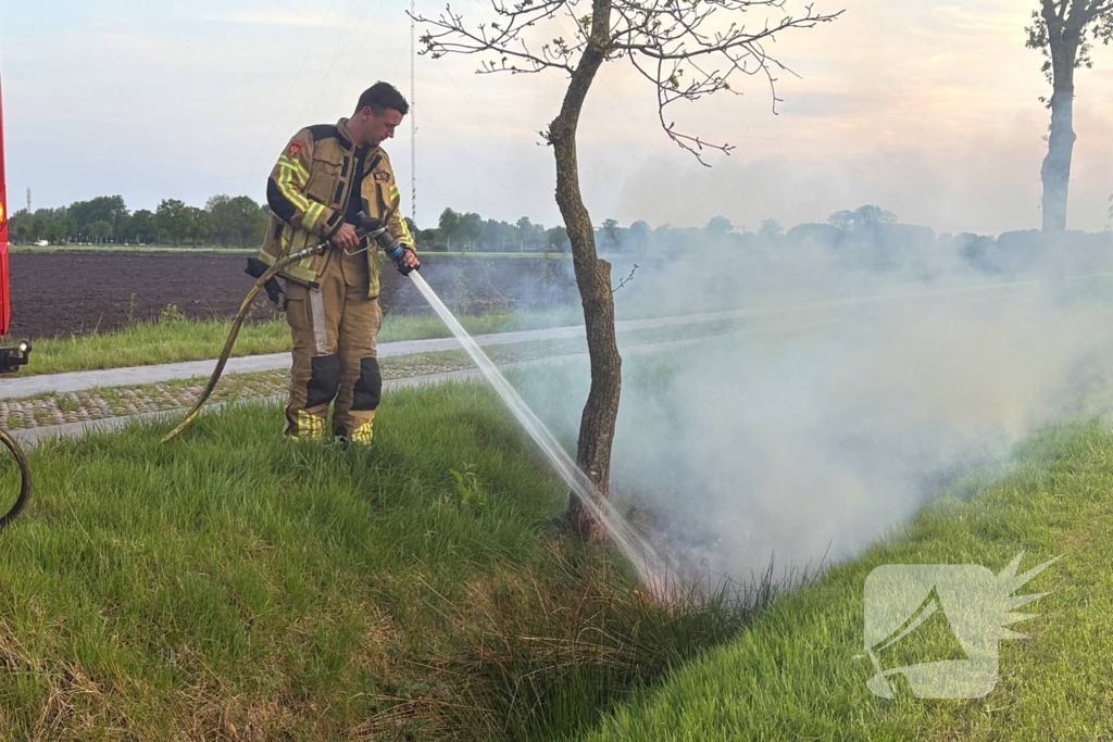 Brandweer blust brand in berm