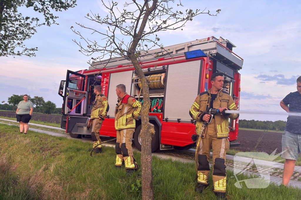 Brandweer blust brand in berm