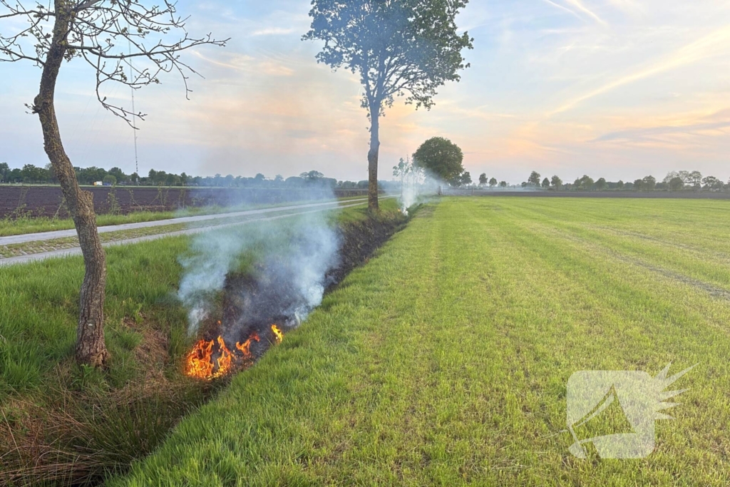 Brandweer blust brand in berm