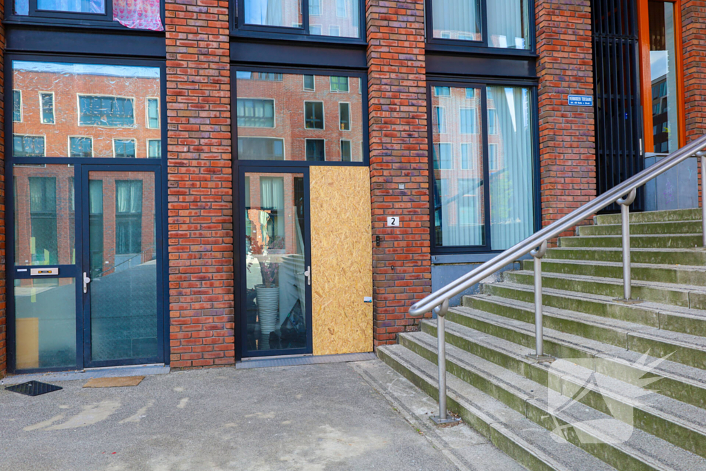 Explosie voor woning zorgt voor flinke schade