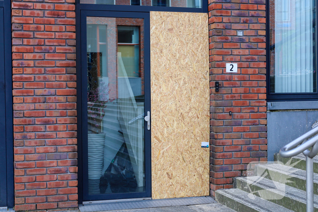 Explosie voor woning zorgt voor flinke schade