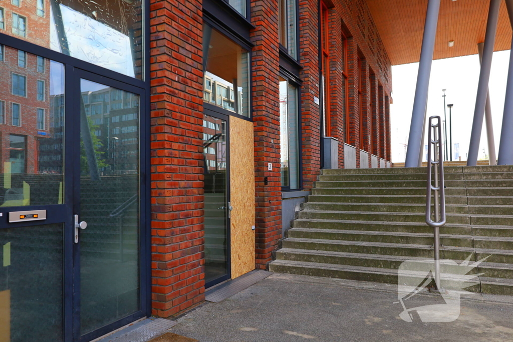 Explosie voor woning zorgt voor flinke schade