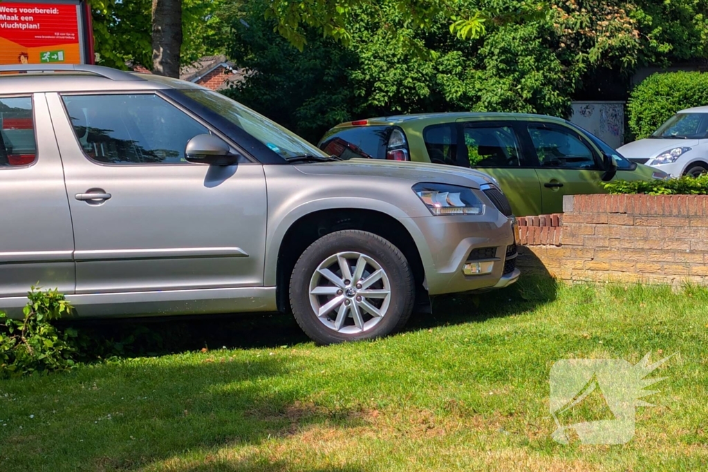 Automobilist verliest macht over het stuur en raakt muur