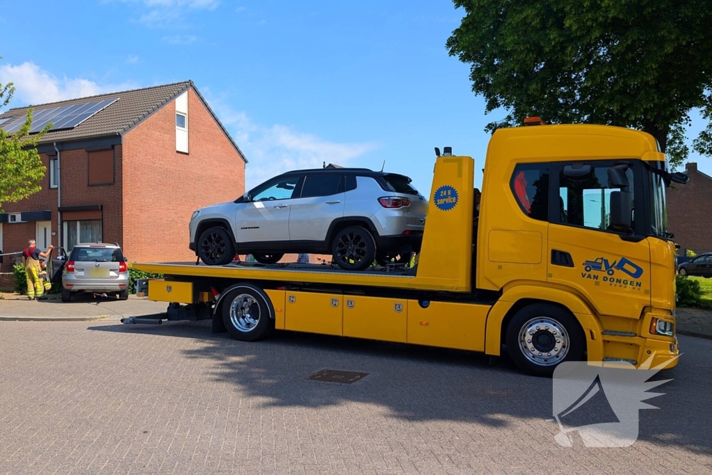Automobilist verliest macht over het stuur en raakt muur
