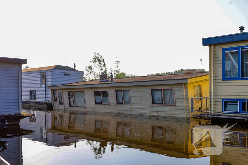 Brandweer houdt woonboot in de gaten na water maken