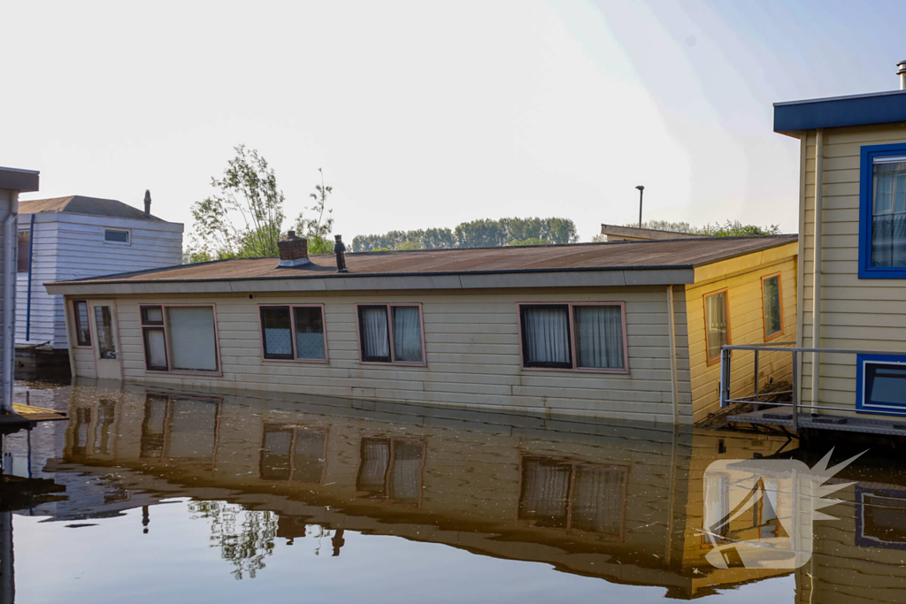 Brandweer houdt woonboot in de gaten na water maken