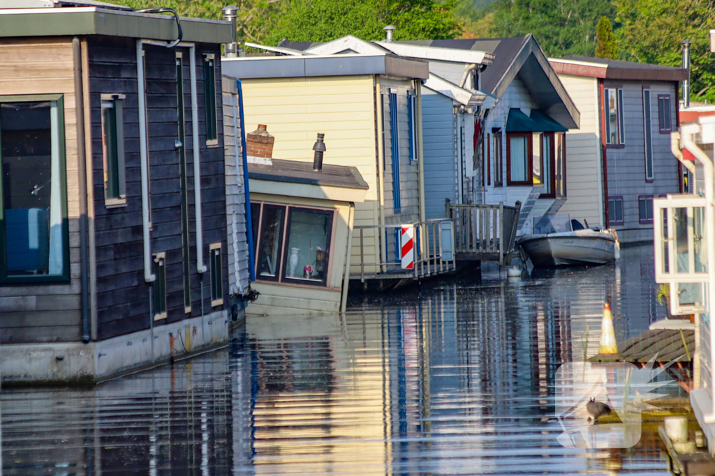 Brandweer houdt woonboot in de gaten na water maken