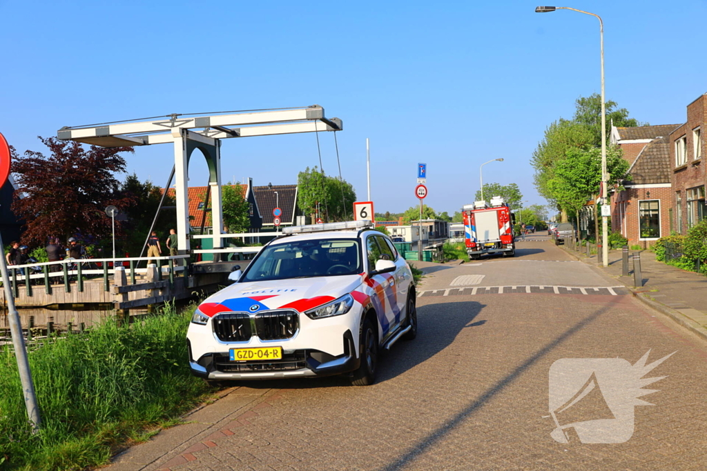 Brandweer houdt woonboot in de gaten na water maken