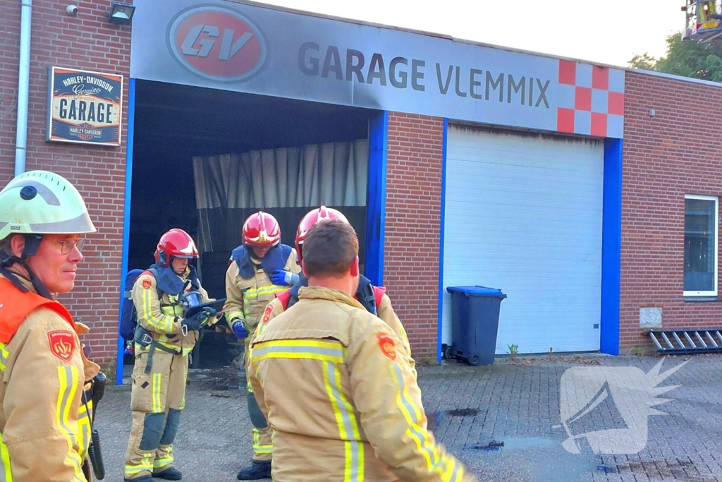 Forse rookwolken bij grote brand in autogarage