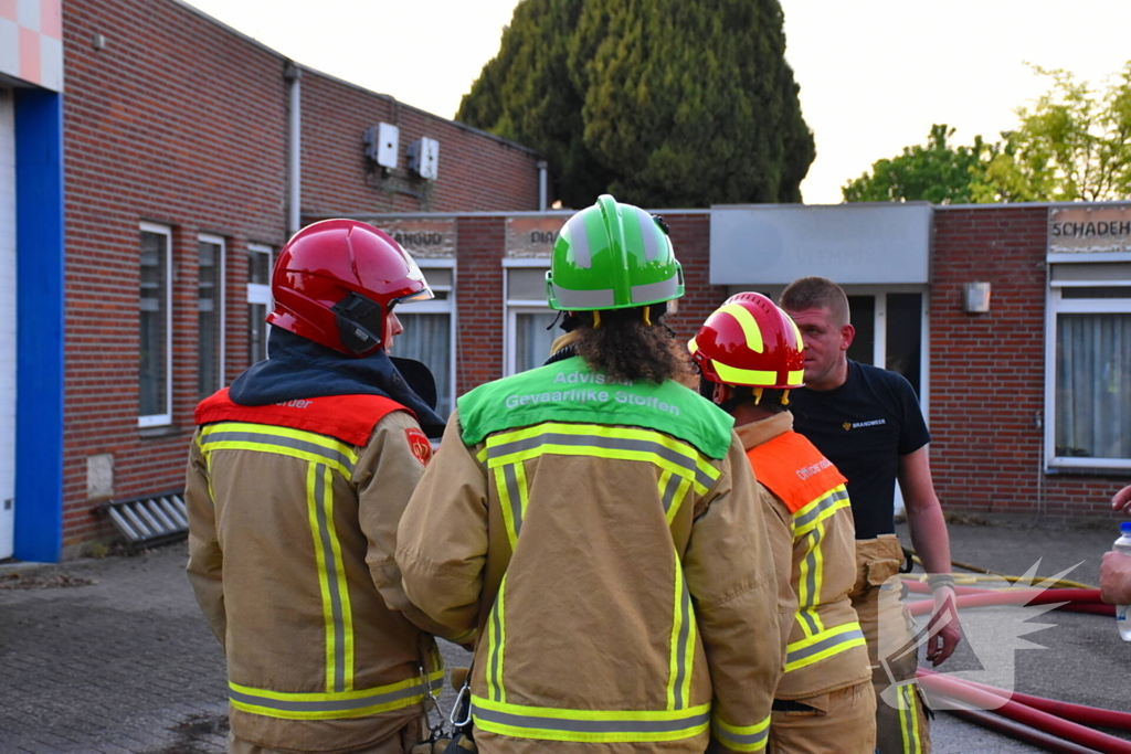 Forse rookwolken bij grote brand in autogarage