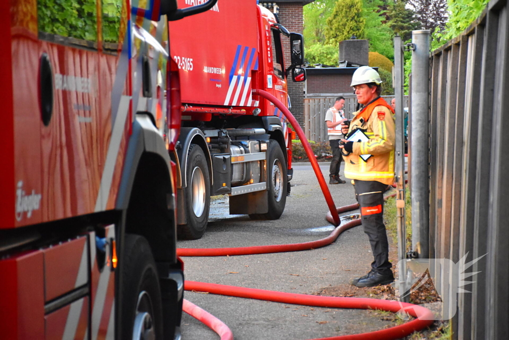 Forse rookwolken bij grote brand in autogarage