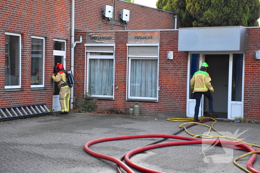 Forse rookwolken bij grote brand in autogarage