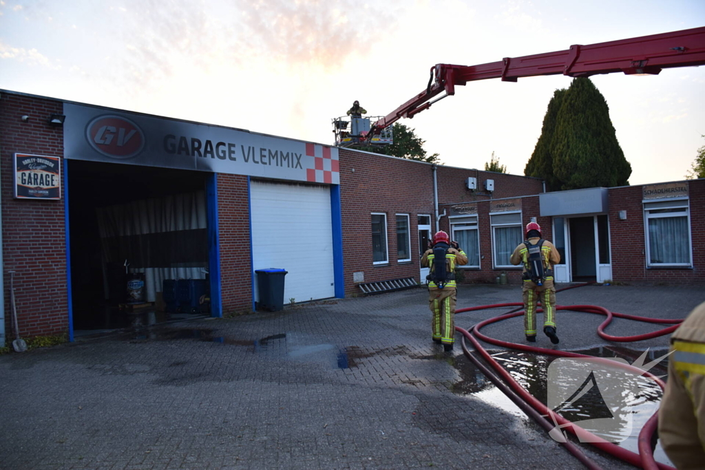 Forse rookwolken bij grote brand in autogarage