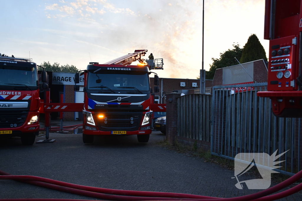 Forse rookwolken bij grote brand in autogarage