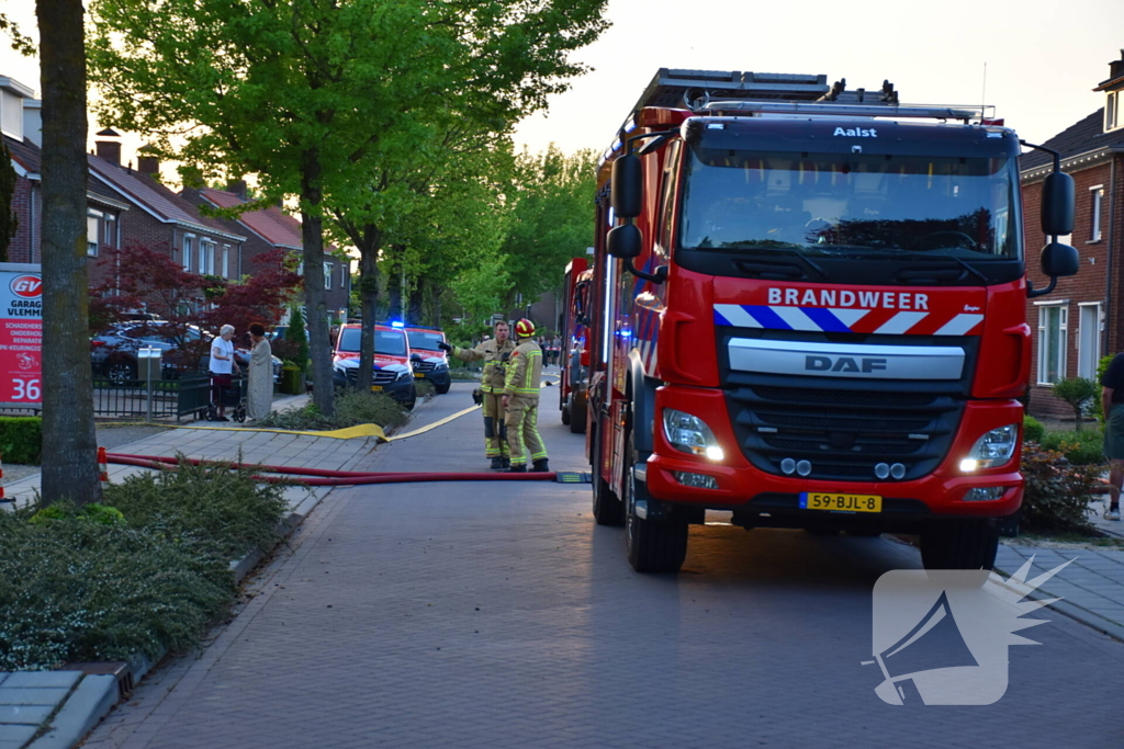 Forse rookwolken bij grote brand in autogarage
