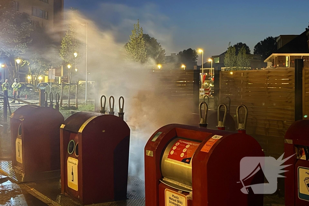 Brand in en naast ondergrondse container