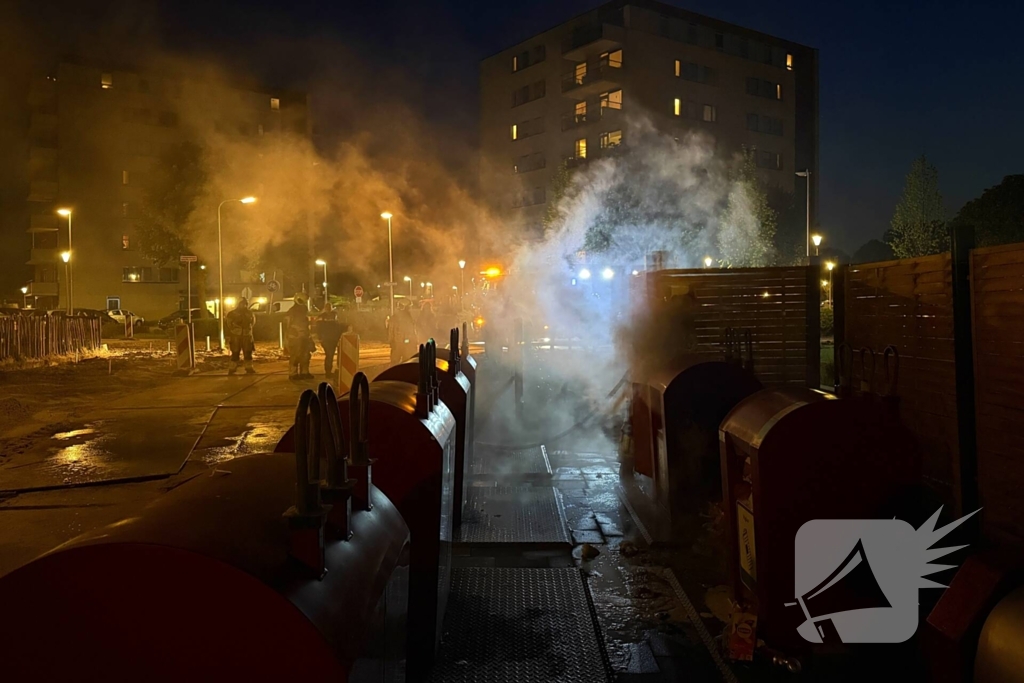 Brand in en naast ondergrondse container