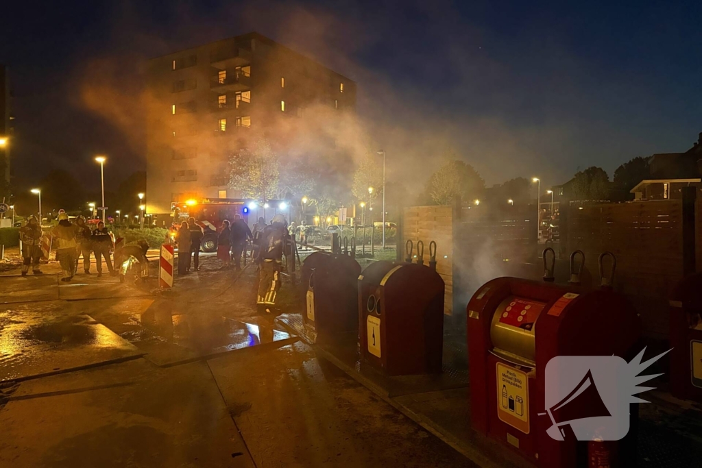 Brand in en naast ondergrondse container