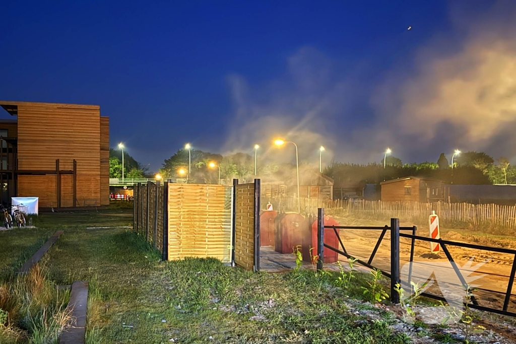 Brand in en naast ondergrondse container