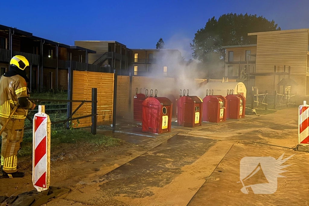 Brand in en naast ondergrondse container