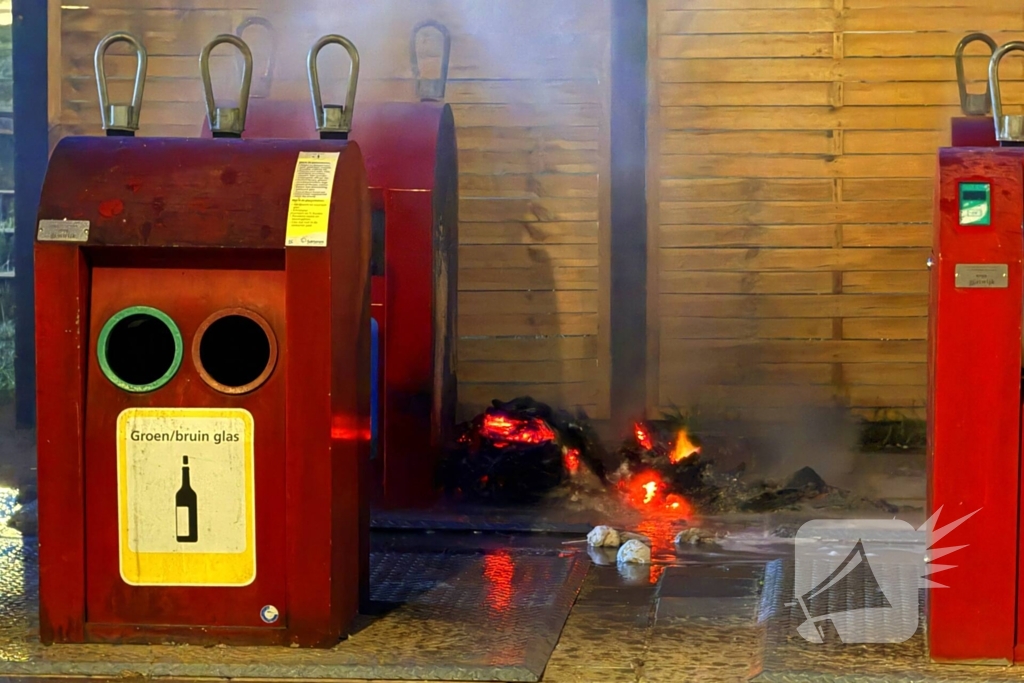 Brand in en naast ondergrondse container