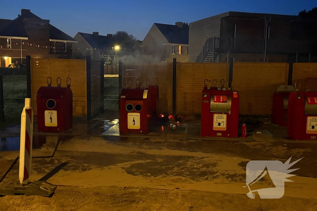 Brand in en naast ondergrondse container