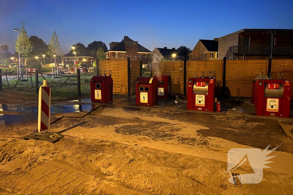 Brand in en naast ondergrondse container