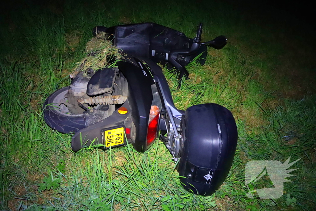 Scooterrijder belandt onderaan dijk