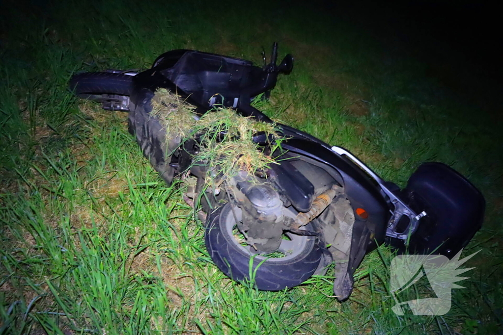 Scooterrijder belandt onderaan dijk