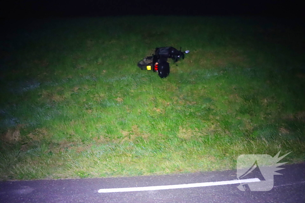 Scooterrijder belandt onderaan dijk
