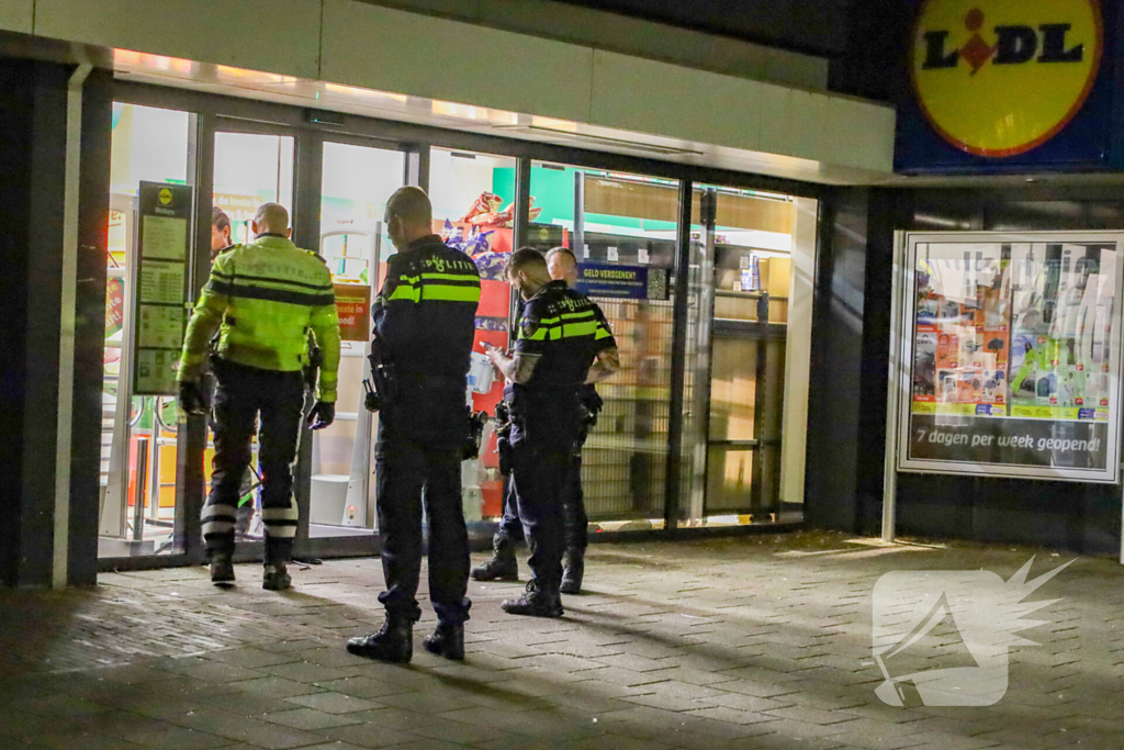 Deur uit sponning geblazen door explosie