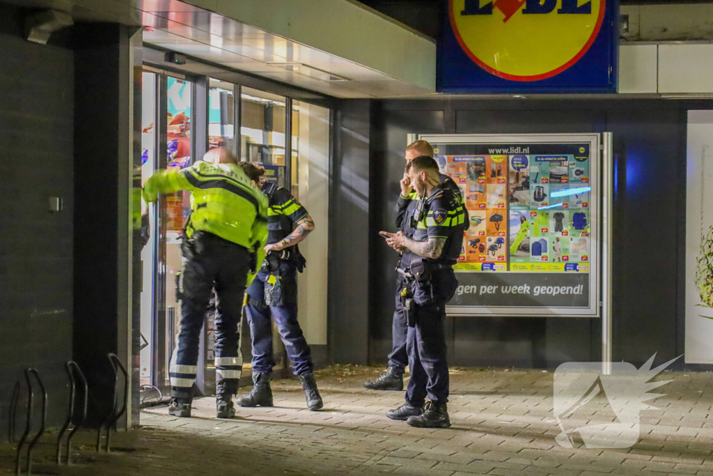 Deur uit sponning geblazen door explosie