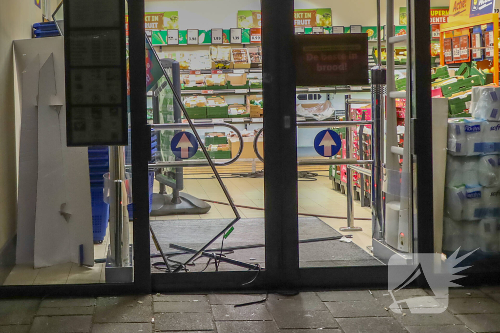 Deur uit sponning geblazen door explosie