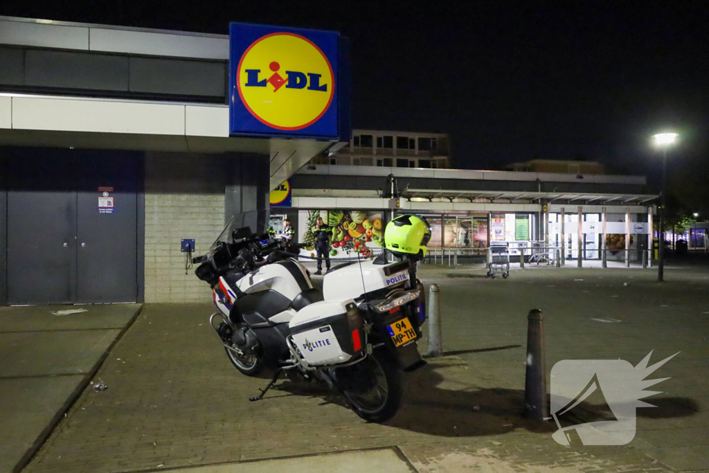 Deur uit sponning geblazen door explosie