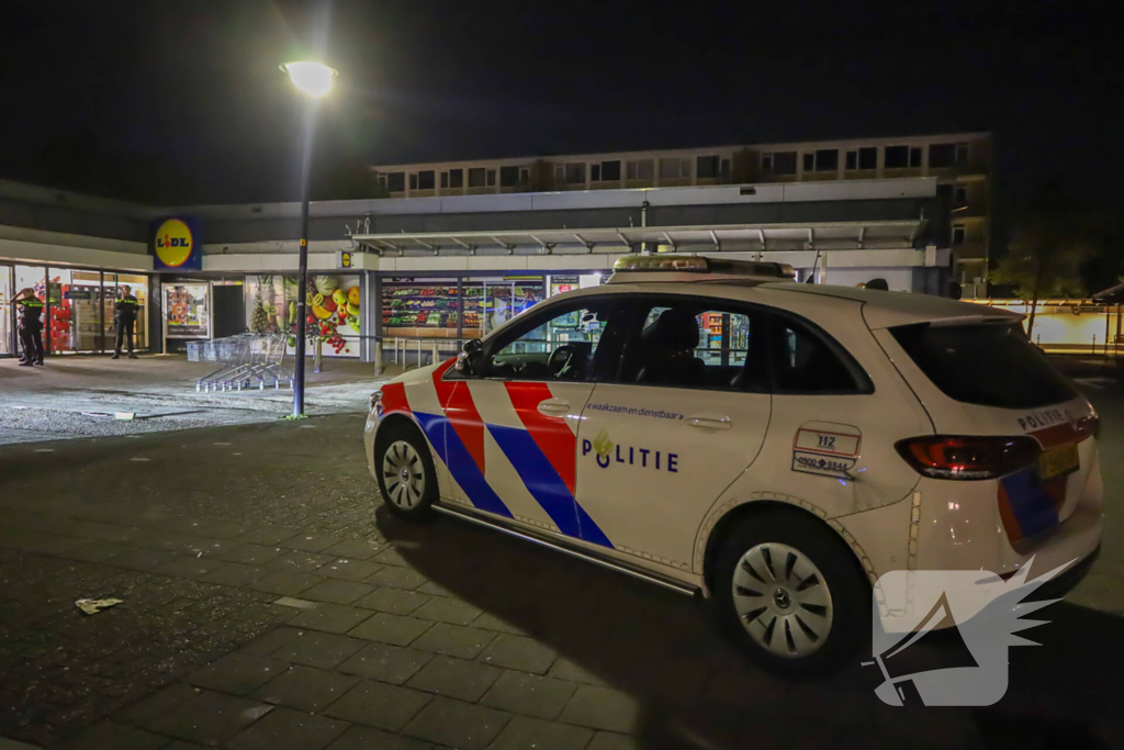 Deur uit sponning geblazen door explosie