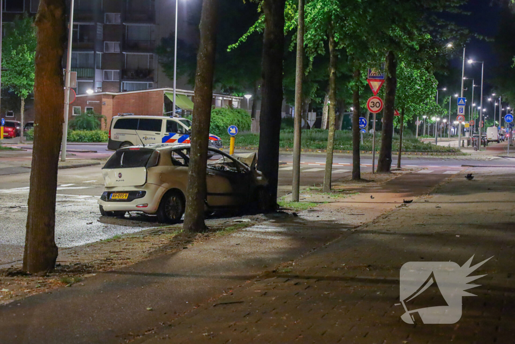 Auto vliegt in brand na aanrijding tijdens politieachtervolging