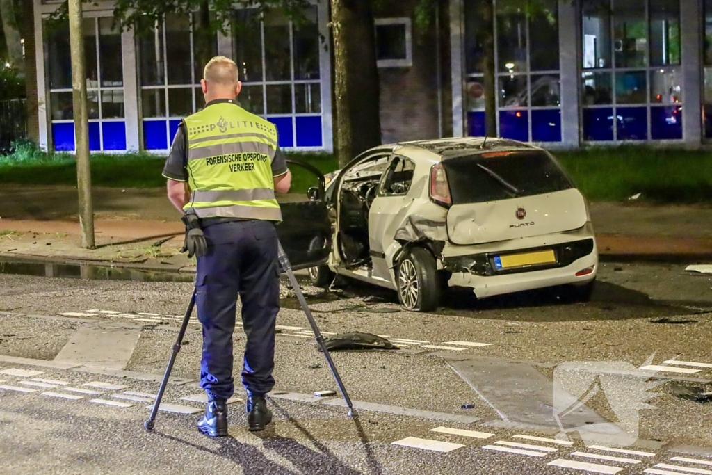 Auto vliegt in brand na aanrijding tijdens politieachtervolging