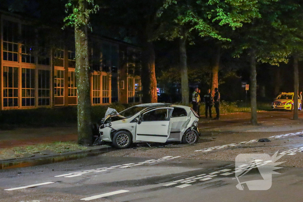 Auto vliegt in brand na aanrijding tijdens politieachtervolging