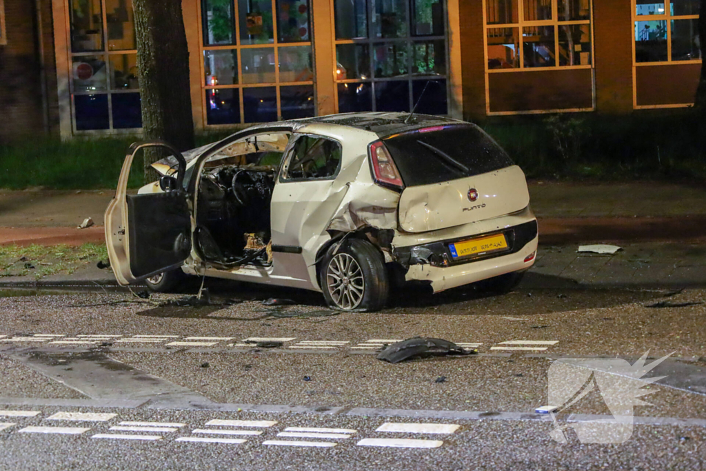 Auto vliegt in brand na aanrijding tijdens politieachtervolging