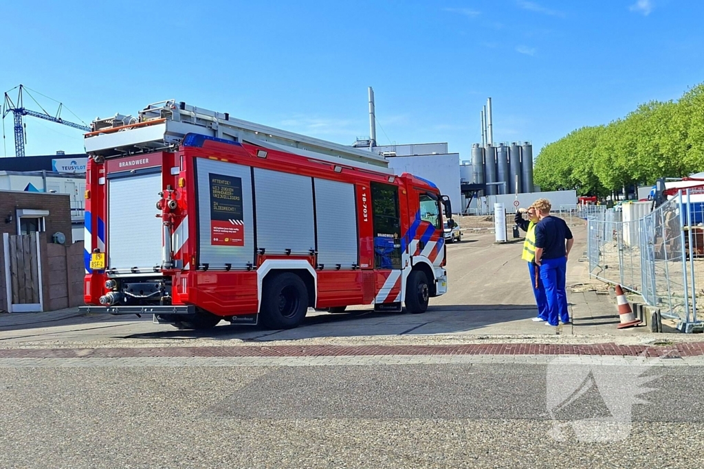 Brandweer druk bezig met brandbestrijding bij voedselfabrikant