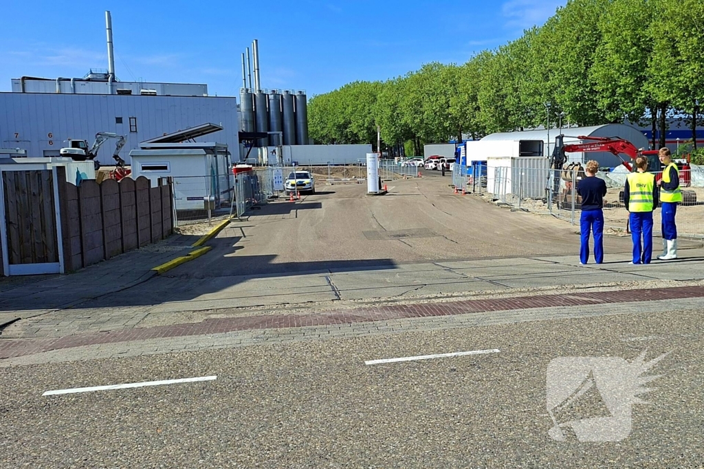 Brandweer druk bezig met brandbestrijding bij voedselfabrikant