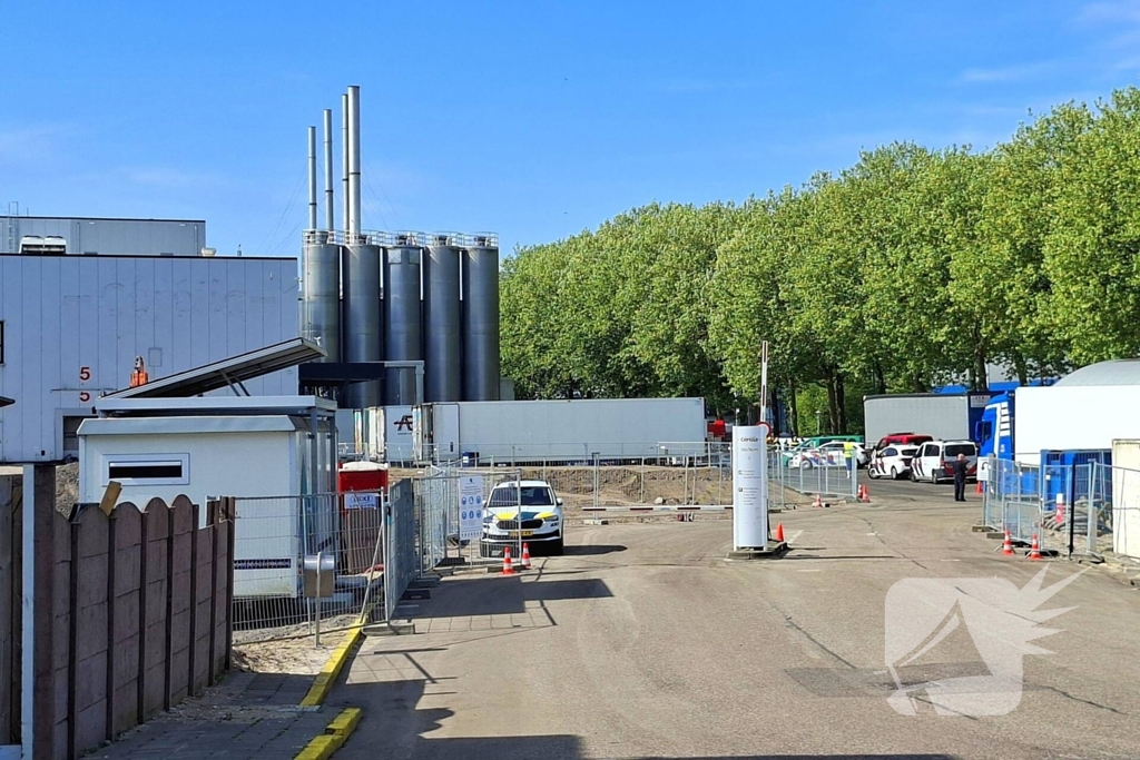 Brandweer druk bezig met brandbestrijding bij voedselfabrikant