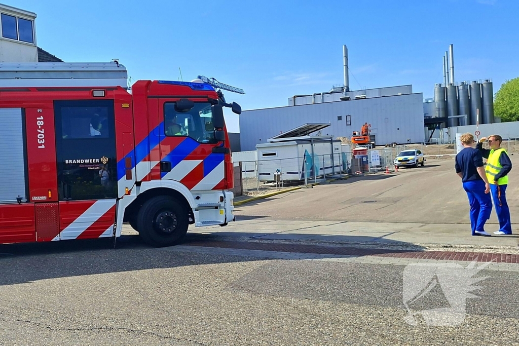 Brandweer druk bezig met brandbestrijding bij voedselfabrikant