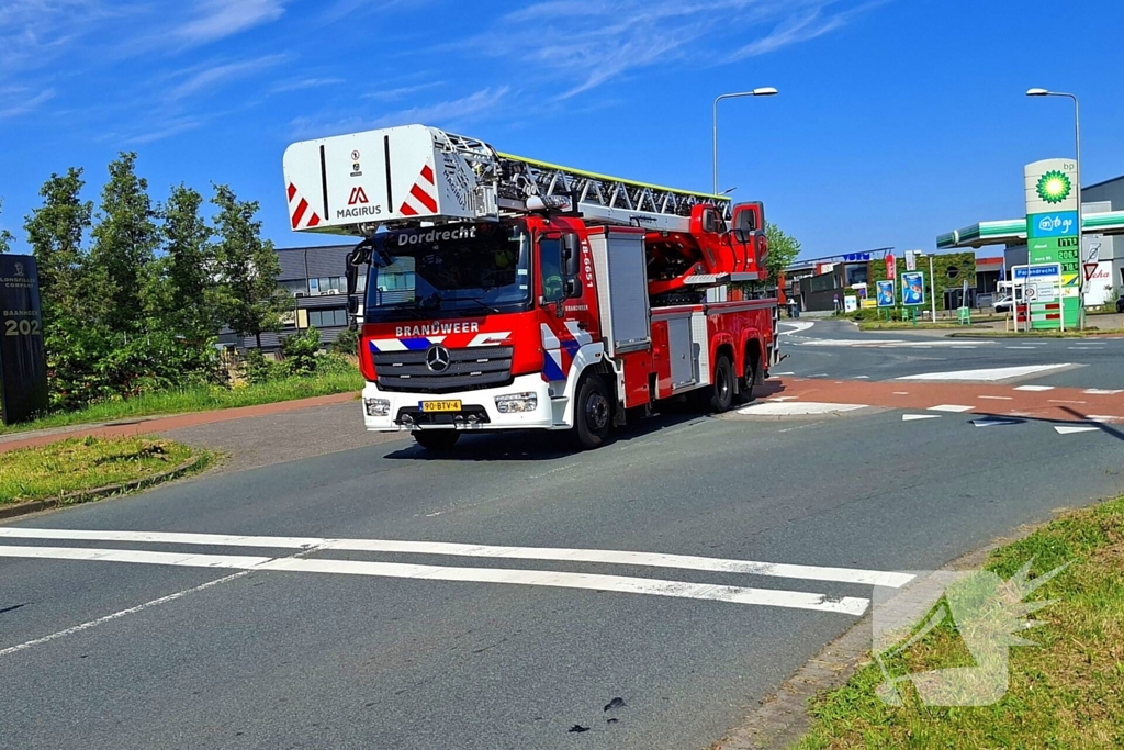 Brandweer druk bezig met brandbestrijding bij voedselfabrikant